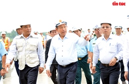 Phó Thủ tướng Trương Hòa Bình kiểm tra Dự án cải tạo nâng cấp đường cất hạ cánh, đường lăn sân bay Tân Sơn Nhất