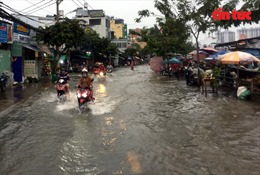 Triều cường dâng cao, nhiều tuyến đường TP Hồ Chí Minh thành sông