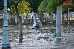 Triều cường cao hơn 1,7m, hàng loạt tuyến đường TP Hồ Chí Minh chìm sâu trong nước