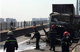Cháy xe container trên cầu Phú Mỹ, 2 người thoát chết