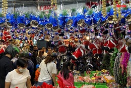 Phố bán đồ Giáng sinh lớn nhất TP Hồ Chí Minh bắt đầu nhộn nhịp