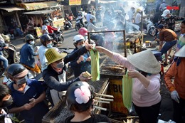 Người dân TP Hồ Chí Minh xếp hàng mua cá lóc nướng ngày vía Thần Tài