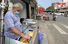 Không về nước vì dịch COVID-19, &#39;ông Tây&#39; bán chuối chiên mưu sinh ở vỉa hè TP Hồ Chí Minh