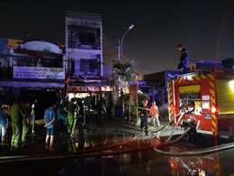 Cháy nhà lúc nửa đêm, người dân đập cửa giải cứu 2 sinh viên