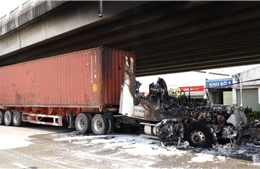 Xe container cháy rụi dưới gầm cầu Phú Mỹ