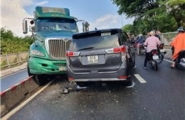 Xe container đổ dốc cầu Tân Thuận mất lái đâm vào ô tô 7 chỗ