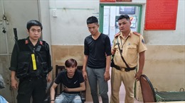 CSGT bắt &#39;nóng&#39; 2 thiếu niên cướp điện thoại ở TP Hồ Chí Minh