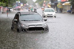 TP Hồ Chí Minh: Hàng loạt ô tô, xe máy ‘bơi’ trong nước sau cơn mưa lớn