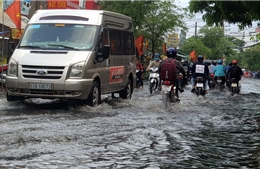 Mưa lớn, đường TP Hồ Chí Minh ngập lênh láng nước