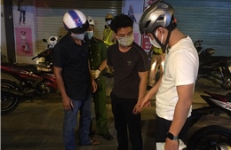Tuần tra chống dịch, Công an quận Gò Vấp bắt quả tang 2 thanh niên tàng trữ ma túy đá