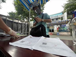 TP Hồ Chí Minh: Nhân viên công ty dùng 2 giấy đi đường giả để qua chốt kiểm soát