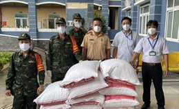 CSGT TP Hồ Chí Minh trao tặng một tấn gạo cho người nghèo bị ảnh hưởng dịch COVID-19