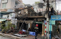 Cháy lớn thiêu rụi 2 căn nhà bên hông cầu Chánh Hưng (Quận 8)