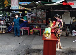 Hỗ trợ thực phẩm miễn phí cho người dân khu phong tỏa ở TP Hồ Chí Minh