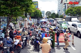 TP Hồ Chí Minh: Người dân vẫn đổ ra đường gây ùn tắc tại các chốt kiểm soát