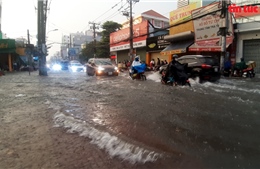 Nhiều tuyến đường TP Hồ Chí Minh chìm trong biển nước sau cơn mưa lớn