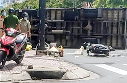 Xe tải chở gạo bị lật khi tránh xe máy băng qua đường