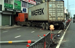 TP Hồ Chí Minh: Xe container mất lái đâm vào một chi nhánh ngân hàng