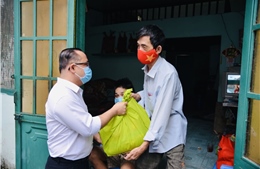 Trao tặng 2.000 phần quà đến các gia đình khó khăn ảnh hưởng COVID-19 tại TP Hồ Chí Minh