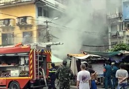 Cảnh sát PCCC TP Hồ Chí Minh giải cứu cụ bà trong căn nhà đang bốc cháy