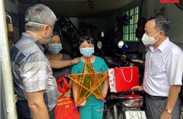 Thứ trưởng Nguyễn Trường Sơn tặng quà Trung thu cho các thiếu nhi mồ côi do dịch COVID-19