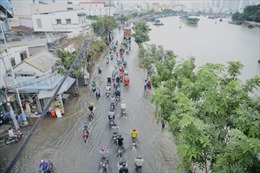 TP Hồ Chí Minh: Triều cường dâng cao, nhiều tuyến đường thành sông