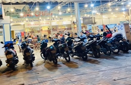 TP Hồ Chí Minh: Quán nhậu chật kín khách sau khi được phép mở trở lại