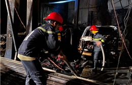 TP Hồ Chí Minh: Cháy gara ô tô ở Quận 7, nhiều xe bị thiêu rụi