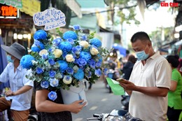 Chợ hoa lớn nhất TP Hồ Chí Minh nhộn nhịp trước ngày 20/10