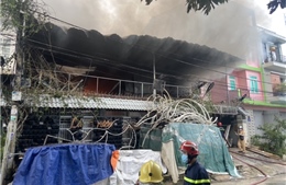 Khói lửa cuồn cuộn trong vụ cháy nhà kho cung cấp dịch vụ cưới ở TP Hồ Chí Minh