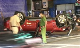 Ô tô húc đổ cột đèn chiếu sáng lật ngửa giữa đường, 2 người trong xe kêu cứu