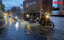 Triều cường dâng cao, nhiều nơi ở TP Hồ Chí Minh ngập nặng