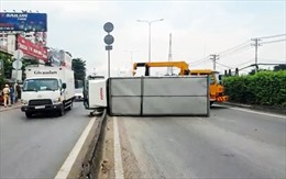 TP Hồ Chí Minh: Lật xe tải trên Quốc lộ 1, giao thông ùn ứ kéo dài nhiều km