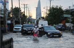 Triều cường lên mức 1,72m, nhiều tuyến đường ở TP Hồ Chí Minh ngập nặng