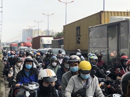 Người dân hối hả về quê ăn Tết, xa lộ Hà Nội ùn tắc cục bộ