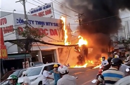 TP Hồ Chí Minh: Cháy trạm điện lan sang showroom ô tô