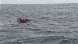 Kịp thời cứu hai ngư dân bị chìm bè trên biển