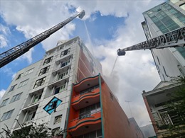 TP Hồ Chí Minh: Giải cứu kịp thời 3 người mắc kẹt trong đám cháy ở trung tâm Quận 1