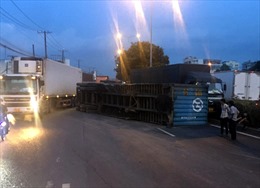 Thùng container rơi đè xe tải, giao thông ùn tắc gần 5 km