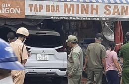 TP Hồ Chí Minh: Ô tô 7 chỗ mất lái lao vào tiệm tạp hoá