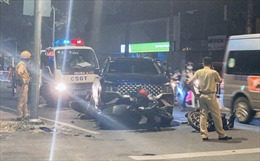 TP Hồ Chí Minh: Ô tô 7 chỗ đâm liên hoàn xe máy dừng đèn đỏ, 3 người bị thương