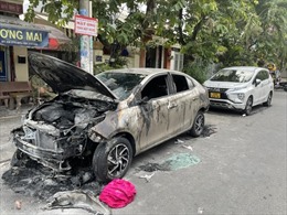 TP Hồ Chí Minh: Ba ô tô đỗ ven đường bị đốt cháy