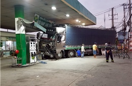 TP Hồ Chí Minh: Xe tải va chạm xe container rồi lao thẳng vào cây xăng