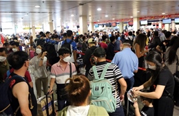 Sân bay Tân Sơn Nhất đông nghịt hành khách