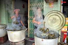 TP Hồ Chí Minh: Xóm làm bánh ú nước tro truyền thống tất bật dịp Tết Đoan Ngọ