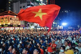 TP Hồ Chí Minh: Phố đi bộ Nguyễn Huệ đông kín người theo dõi và cổ vũ cho đội tuyển U23 Việt Nam