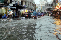 Mưa lớn, nhiều tuyến đường ở TP Hồ Chí Minh chìm trong biển nước