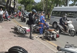 TP Hồ Chí Minh: Ô tô mất lái đâm 6 xe máy, nhiều người bị thương