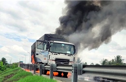 Cháy xe tải chở dầu nhớt trên cao tốc TP Hồ Chí Minh - Trung Lương