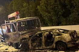 TP Hồ Chí Minh: Ô tô con bốc cháy khi đối đầu xe tải, 2 người tử vong 